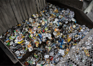 写真：アルミ缶リサイクル工程